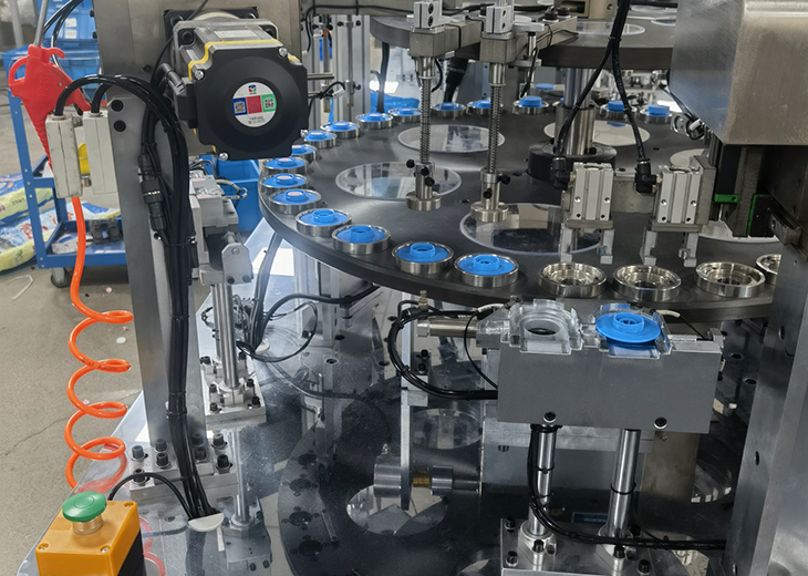 How does the aerosol valve assembly machine ensure precision during the valve assembly process?
